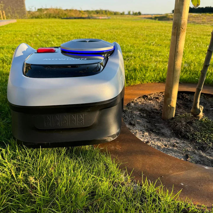 Maßgeschneiderte Bestellung: Mähkante aus Cortenstahl