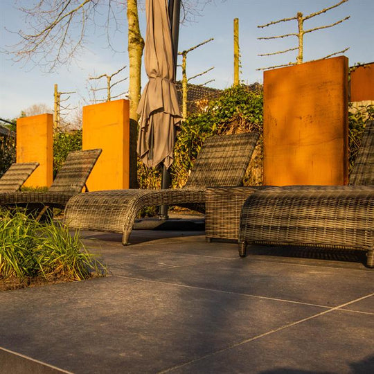 Mauer aus Cortenstahl