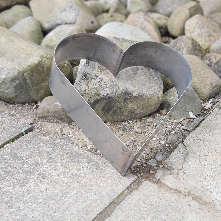 Herzförmiges Hochbeet aus Cortenstahl