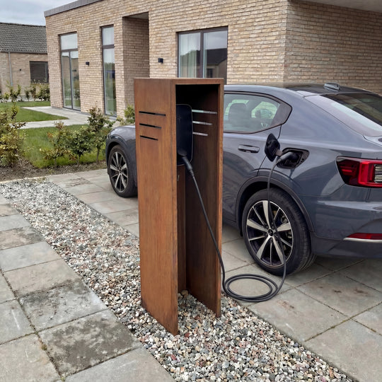 Freistehende Wallbox-Säule - Cortenstahl