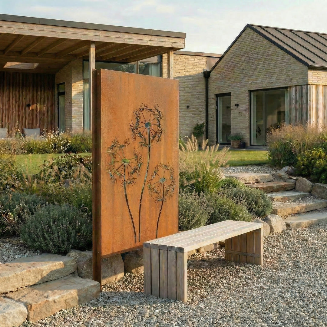 Cortenstahlzaun mit Ausschnitt: Löwenzahn