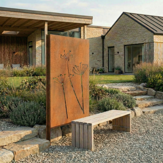 Cortenstahlzaun mit Ausschnitt: Wildblumen