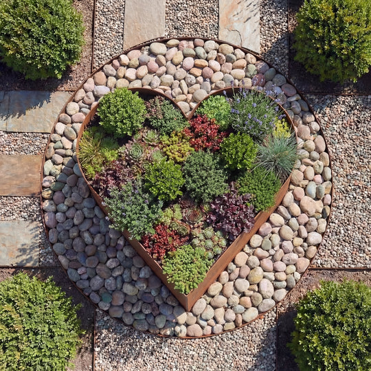 Herzförmiges Hochbeet aus Cortenstahl