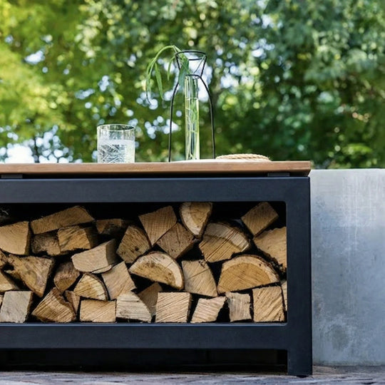 Schwarzlackierte Bank mit Holzgestell