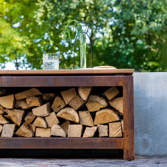 Schwarzlackierte Bank mit Holzgestell