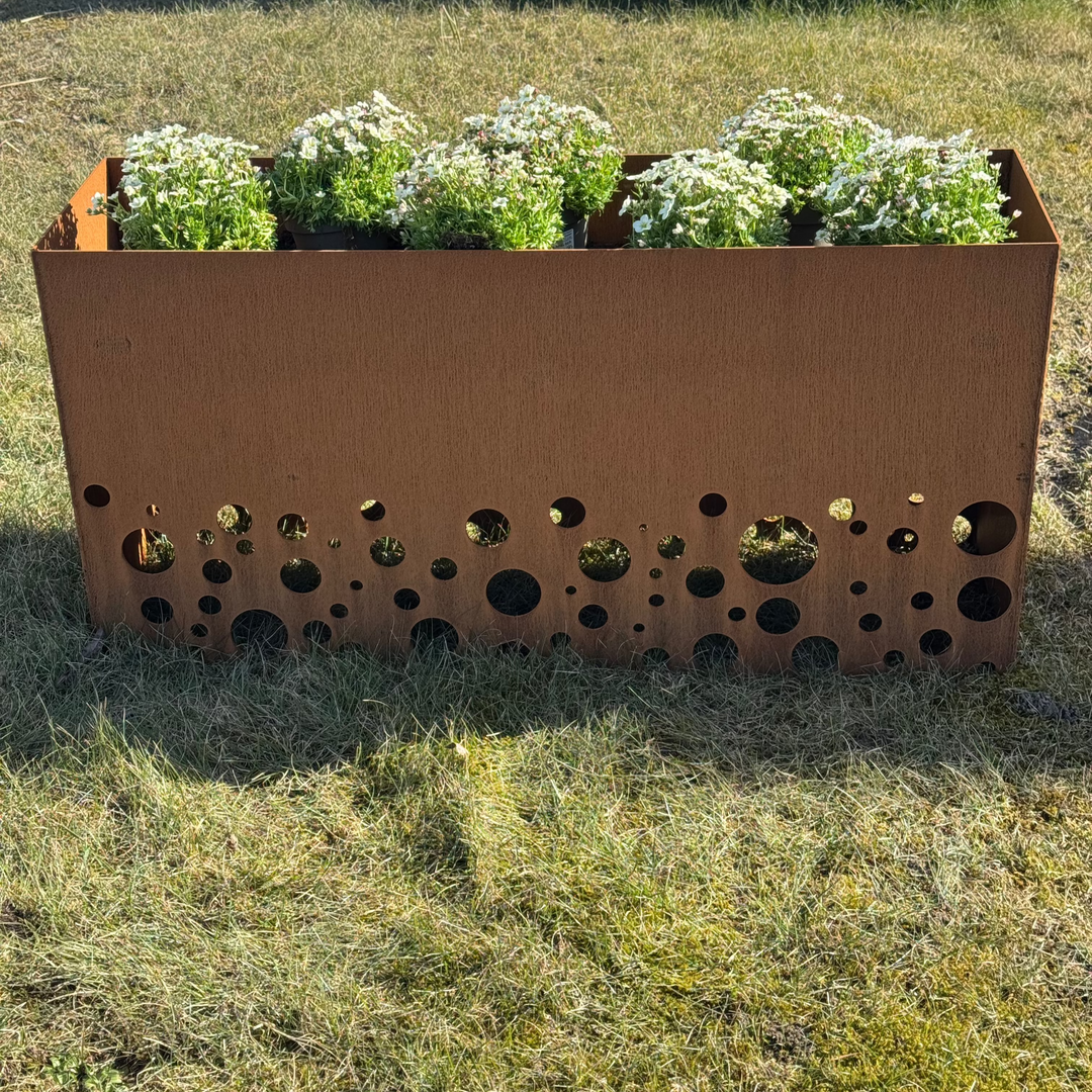 Maßgeschneiderte Bestellung: Hochbeet mit Insektenhotel