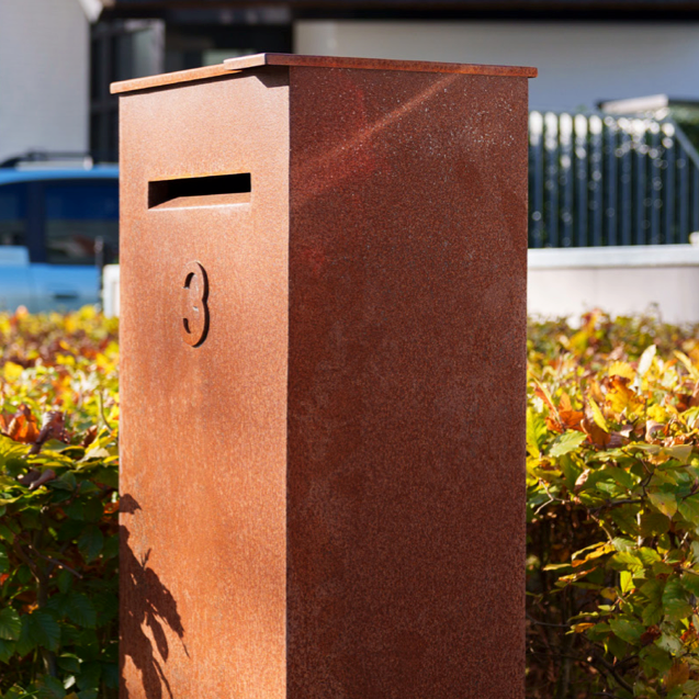 Briefkasten aus Cortenstahl, Briefe und Pakete