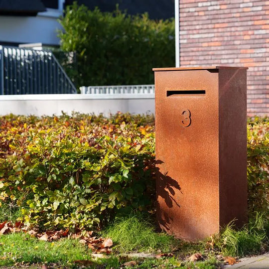 Briefkasten aus Cortenstahl, Briefe und Pakete